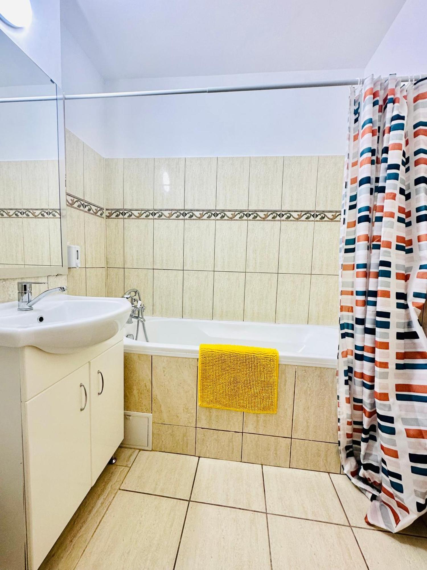 Tranquil Unirii Residence - Elegant & Spacious Living With Parking Steps From Parliament Bucharest Luaran gambar