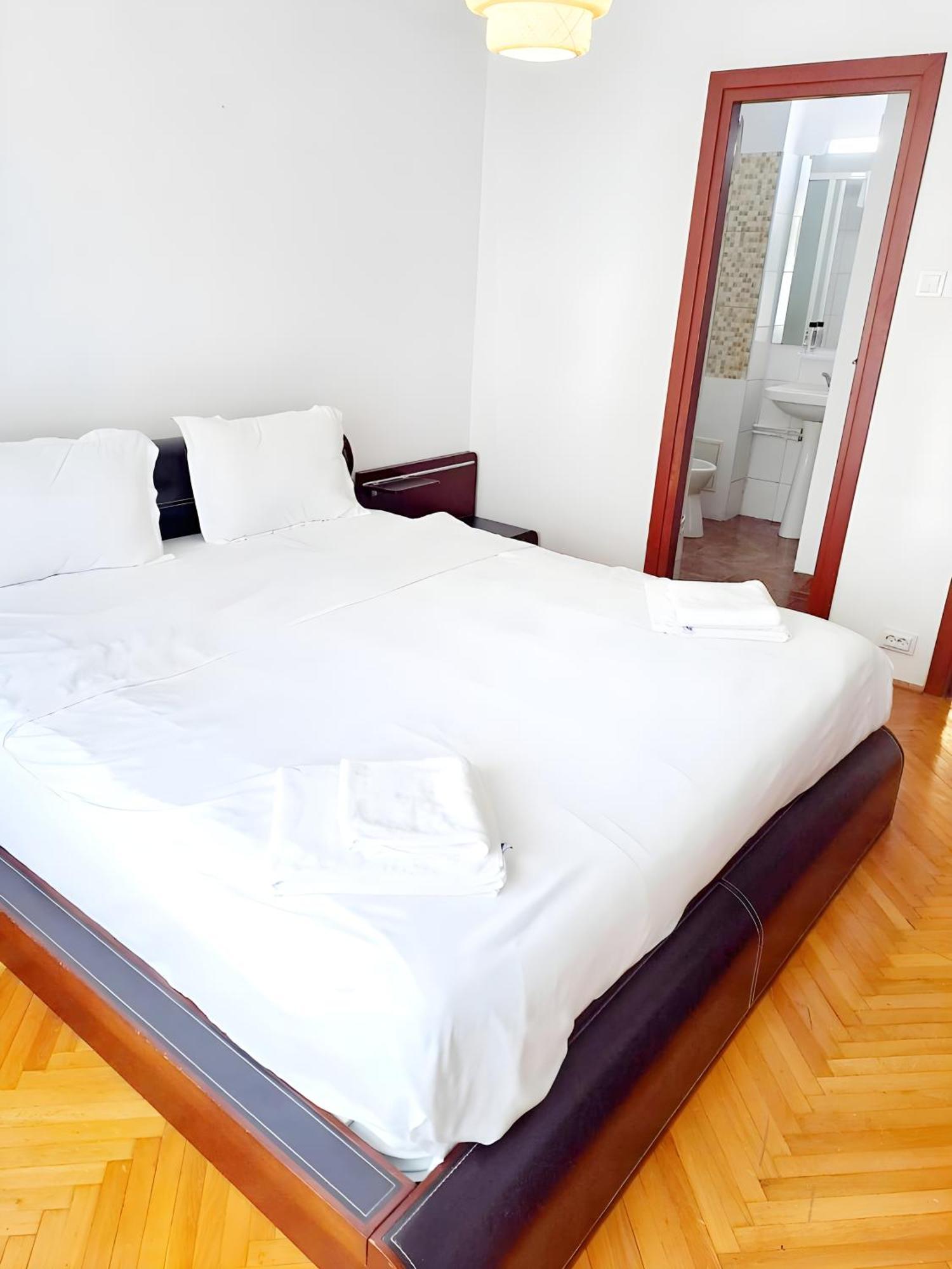 Tranquil Unirii Residence - Elegant & Spacious Living With Parking Steps From Parliament Bucharest Luaran gambar
